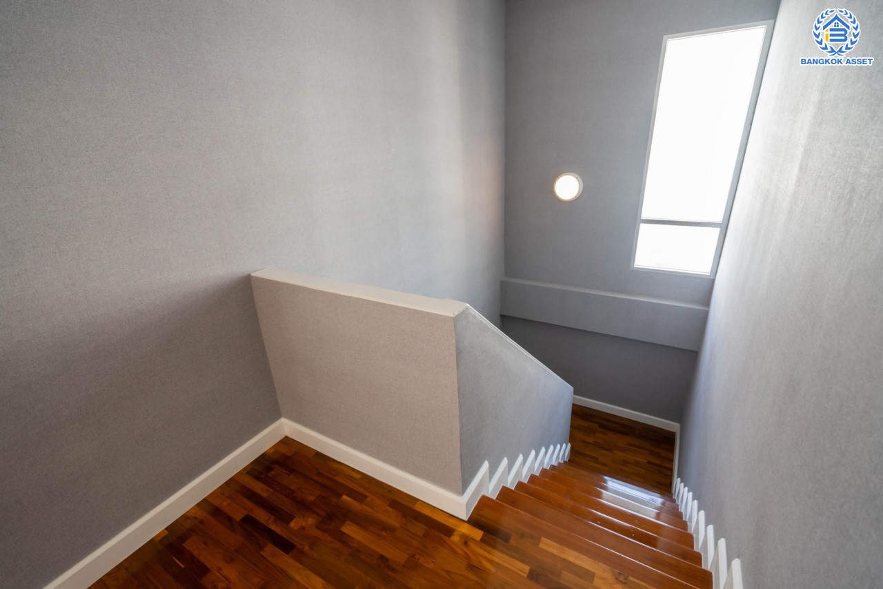 บ้านมือสองตกแต่งใหม่ ม.โนเบิลจีโอ วัชรพล ดีไซน์สุดโดดเด่น เนื้อที่ 65.2 ตร.ว. ฟังก์ชันจัดเต็ม 3 ห้องนอน 5 ห้องน้ำ (ห้องนอนทุกห้องมีห้องน้ำในตัว) 1 ห้องแม่บ้าน จอดรถได้ 2 คัน บนทำเลเดินทางสะดวก ใกล้เซ็นทรัลรามอินทรา, ห้าแยกวัชรพล, จุดขึ้นทางด่วน "ฉลองรัช" และรถไฟฟ้าสายสีชมพู "สถานีวัชรพล"